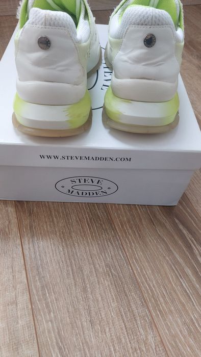 Продават се маратонки Steve Madden