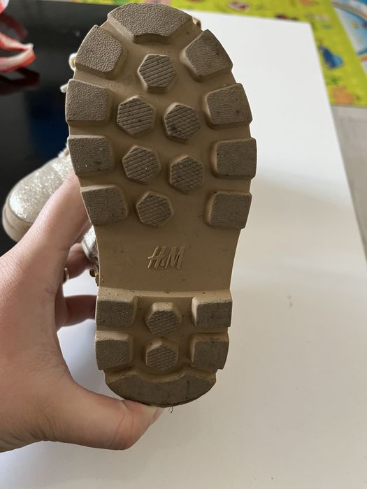 Детски боти на H&M