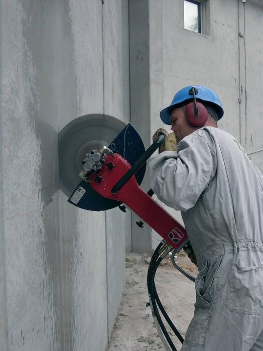 алмазная резка бетона на базе мтз-80. резка проемов. бензорез husqvarna k760. резка бетона алмазная резка. оборудование для алмазной резки бетона хилти.