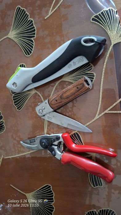 Se vinde geaca impermeabila 200 ro.set de scule 350 ron