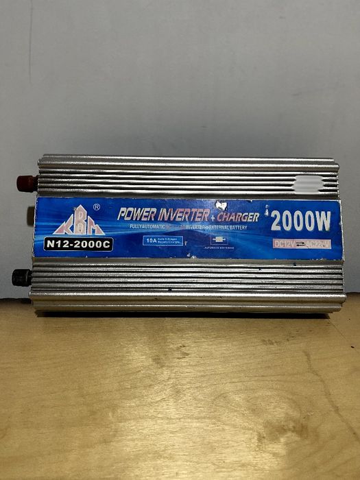 инвертор напряжения с функцией зарядного устройства.