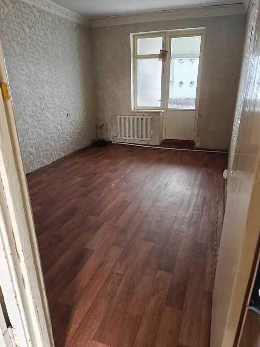 Продам 2/4/4 г. Навои. 9-мкр. Возле налоговой.