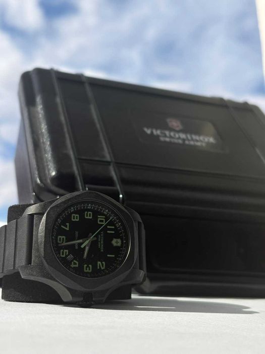 Часовник Victorinox INOX Carbon