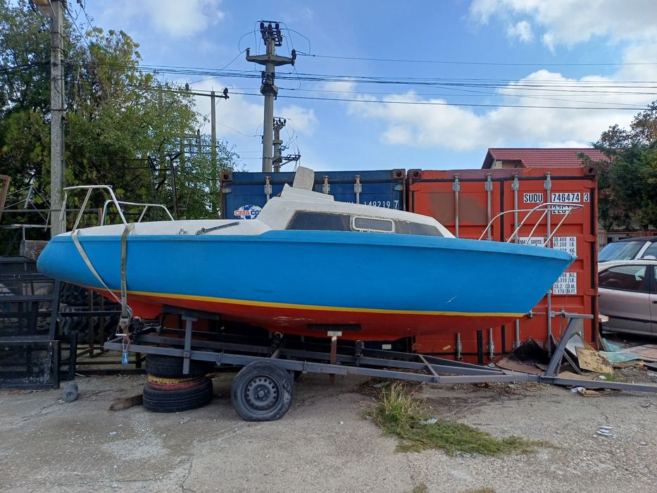 Vând barca cabinata cu peridoc neinmatriculat