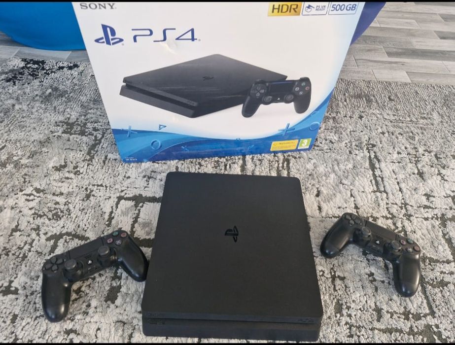 PlayStation 4 plus doua controlere originale