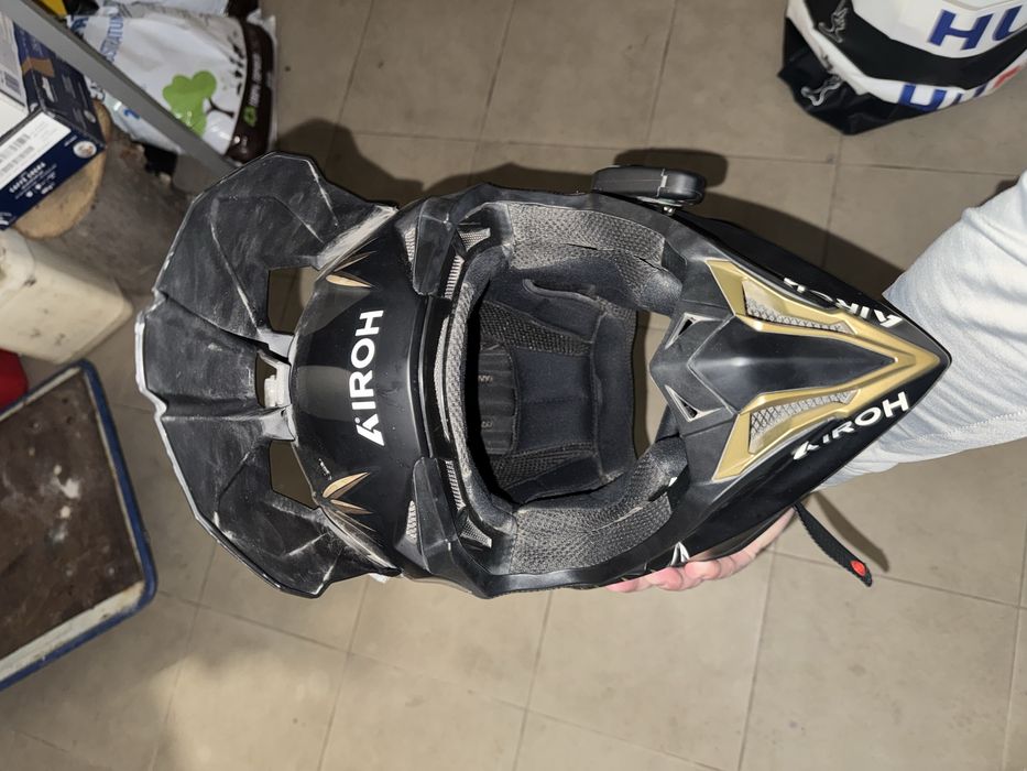 Каска AIROX carboon със станция