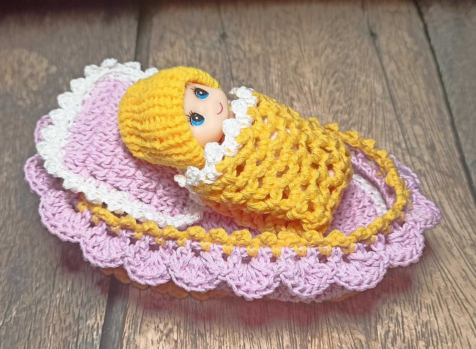 Вязаная колыбелька для куколки (куколка в подарок)