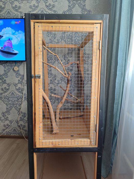 Продам большую клетку.