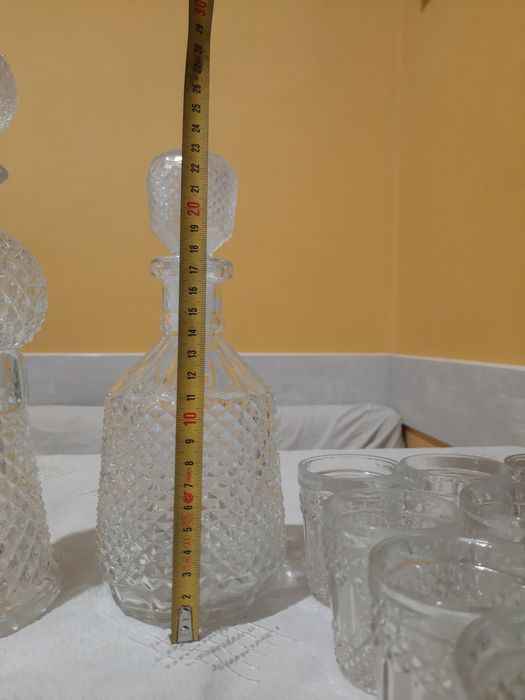 Гарафа с чашки към нея