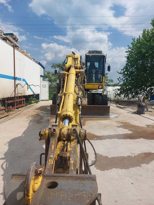 Колесен багер KOMATSU