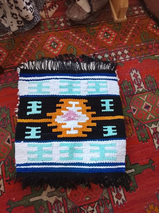 Qulda tuqilgan jozibali gilamcha mashina urindiqlari. stulchklar uchun