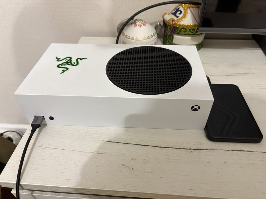 Продам Xbox series S с жестким диском и Наушниками