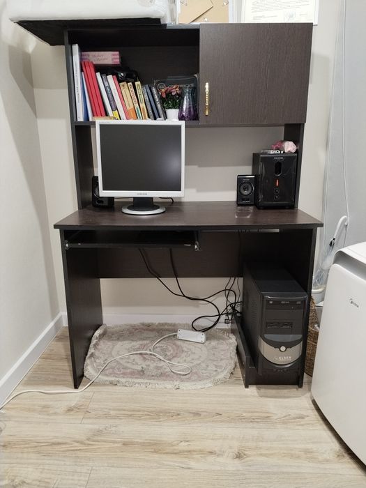 Компьютерный стол в хорошем состоянии