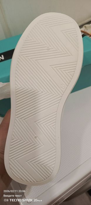 Женские кроссовки