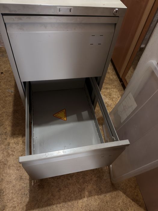 Железный ящик для документов