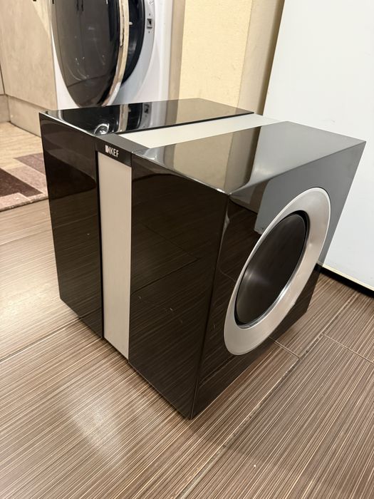 KEF R400b Качествен и масивен Subwoofer