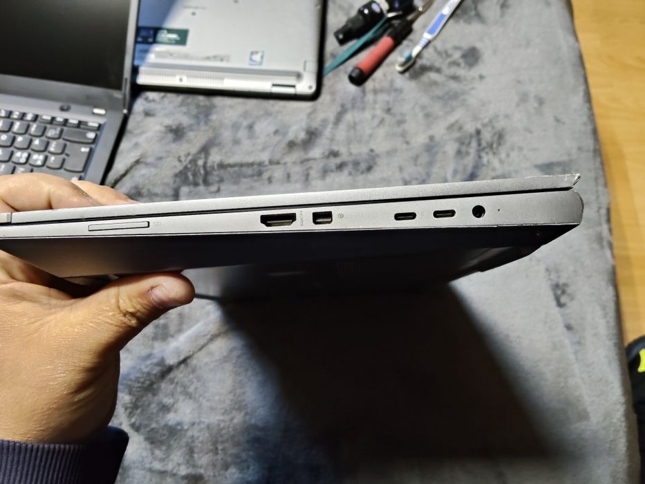 Laptop HP Zbook Fury G8  i7-11850H,16gb RAM ,ssd 512gb nvme ,baterie ok uzura 13% ceva probleme estetice  unele colturi atinse  ceva zgârieturi