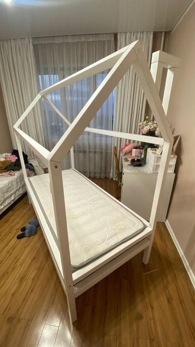 Кровать детская с матрацем