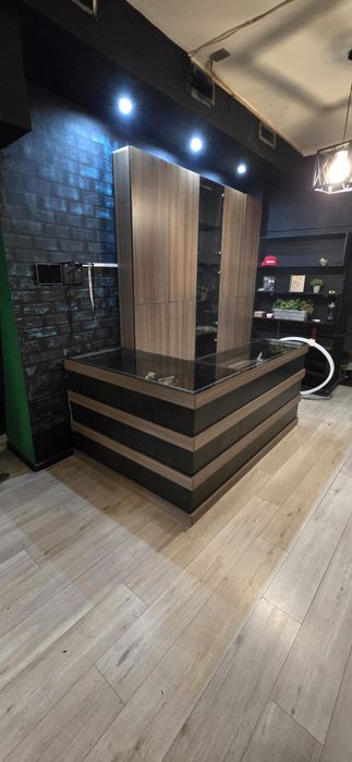 Продам шкаф с витринами