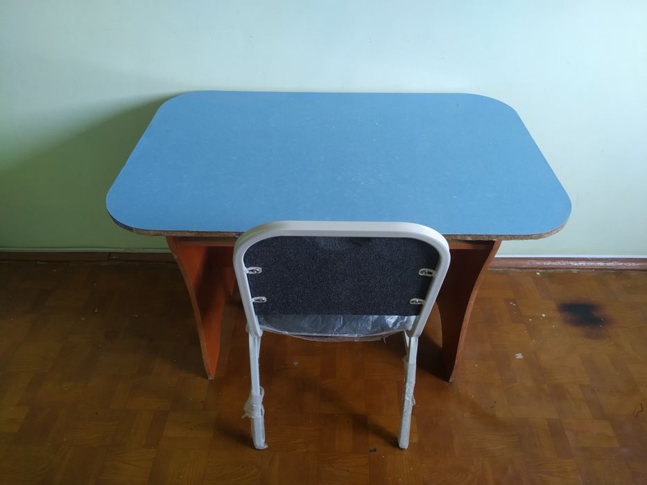 Dars qilish uchun parta va stul