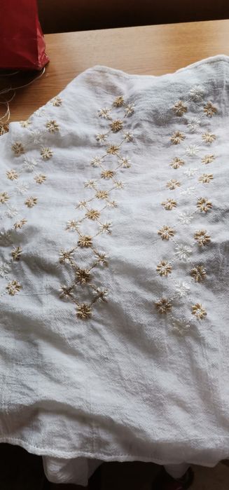 Realizez costume populare cusute manual.