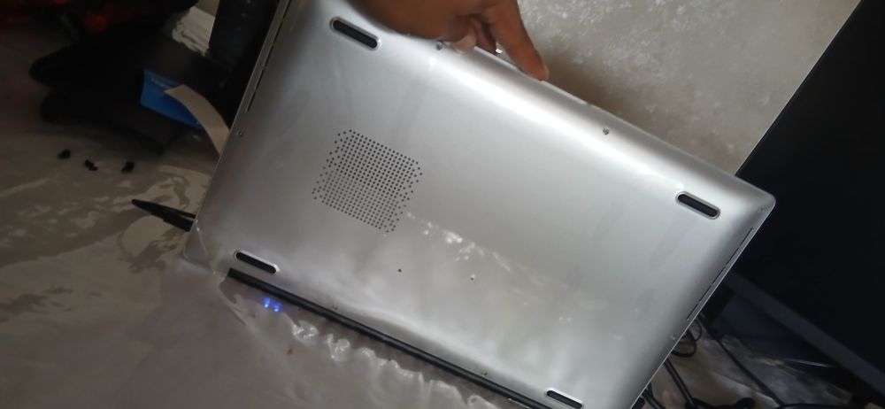 Noutbook sotiladi yoki obmen keysga  8 gb 128 ssd yengi