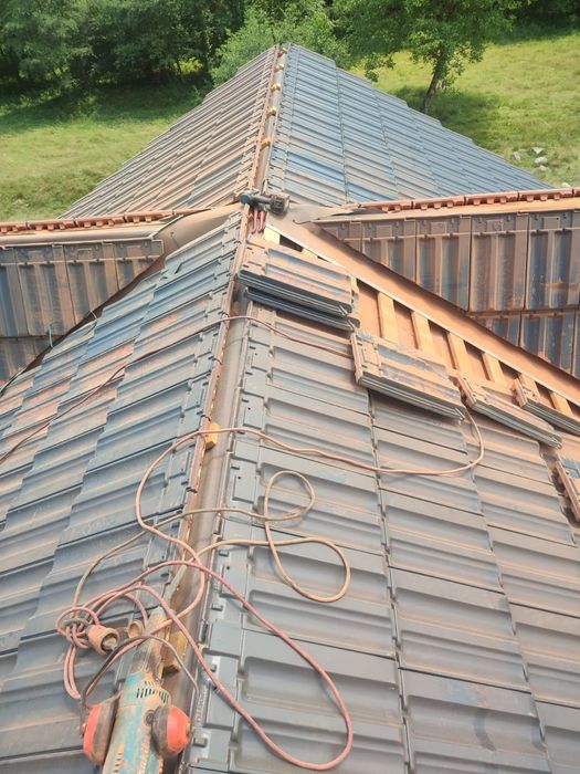 Montaj Acoperisuri dulgherie tigla metalica terase foisoare  reparații de urgență
Realizam lucrari de constructii in 
domeniul
Acoperisuri și Mansarde