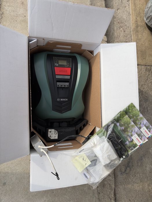 Robot gazon Bosch M+ 700 statie defecta