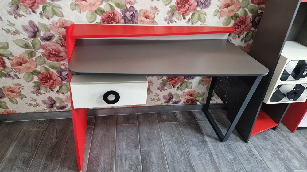 Стеллаж, стол в детскую