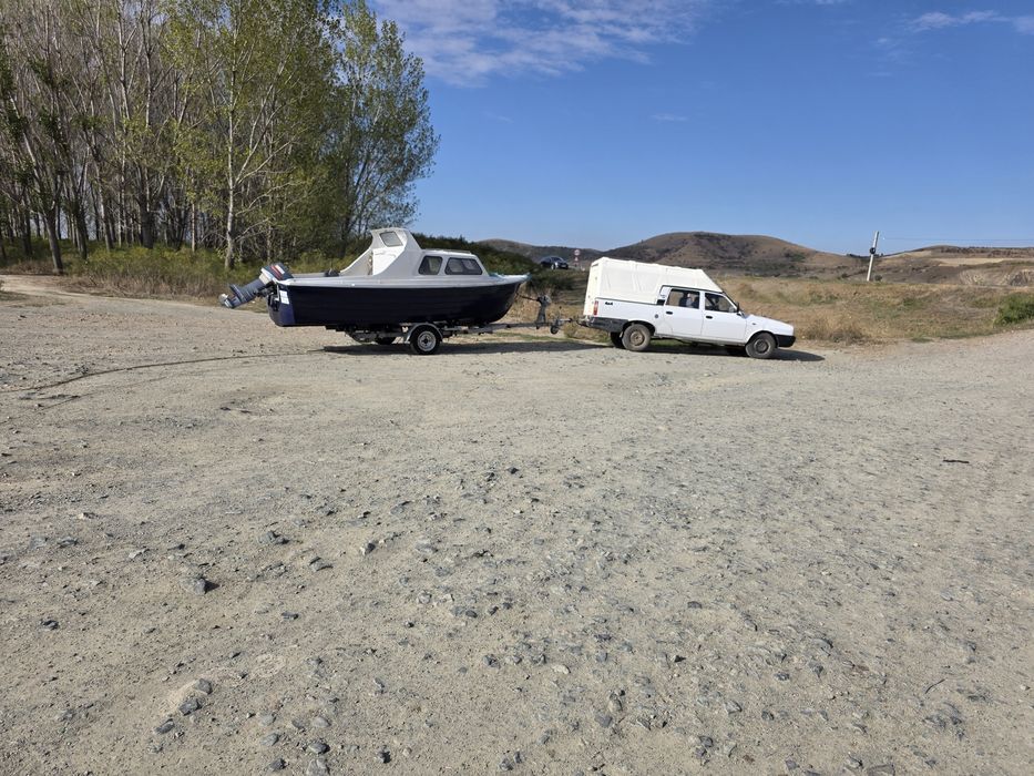 Barca cabinata cu  motor de vanzare