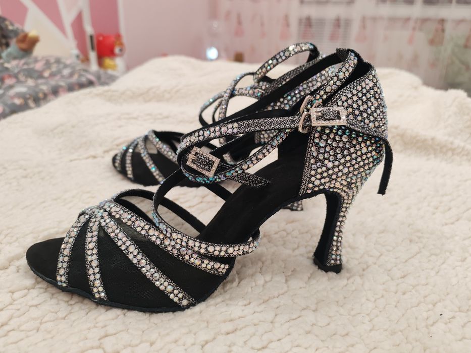Бляскави обувки за салса