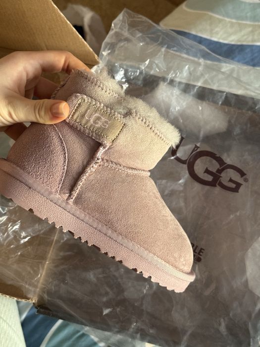 Продам новые детские угги