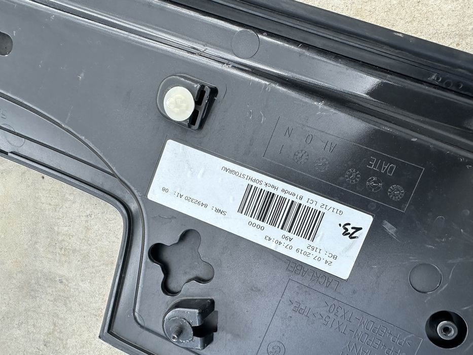Suport numar portbagaj BMW g11 g12  seria 7 LCI culoare A90 in stare perfecta fara lovituri