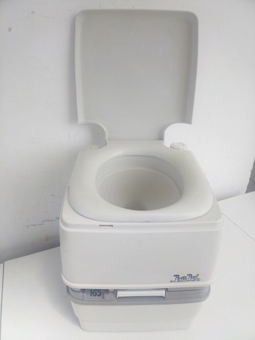 PORTA POTTY преносима химическа тоалетна за каравана, кемпер, къмпинг риболов вила
Разделя се на два контейнера.
Размер  41см.
Вместимост ре