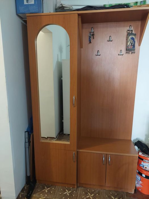 Vând cuier, birou, lada frigorifica