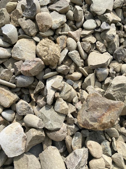 Piatra spartă 0-63 mm
(concasat din bolovani de rau)