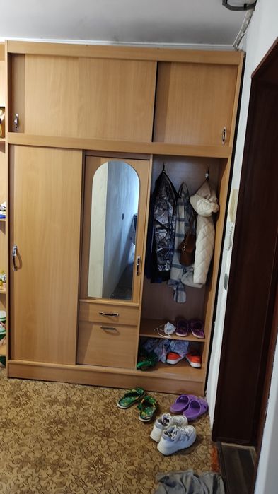 Шкаф в прихожую продам
