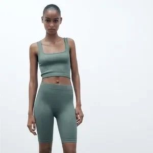 Спортен комплект: клин и топ