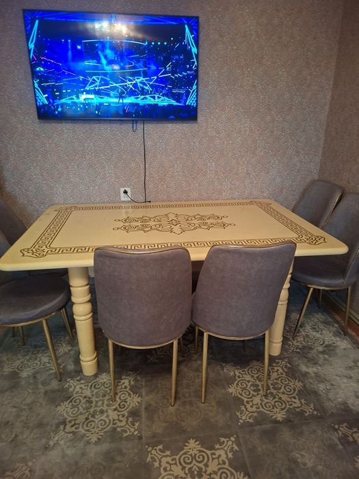 Продается стол со стульями.