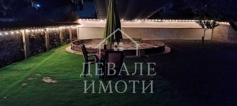 Продава се масивна двуетажна къща с гараж в гр. Мартен