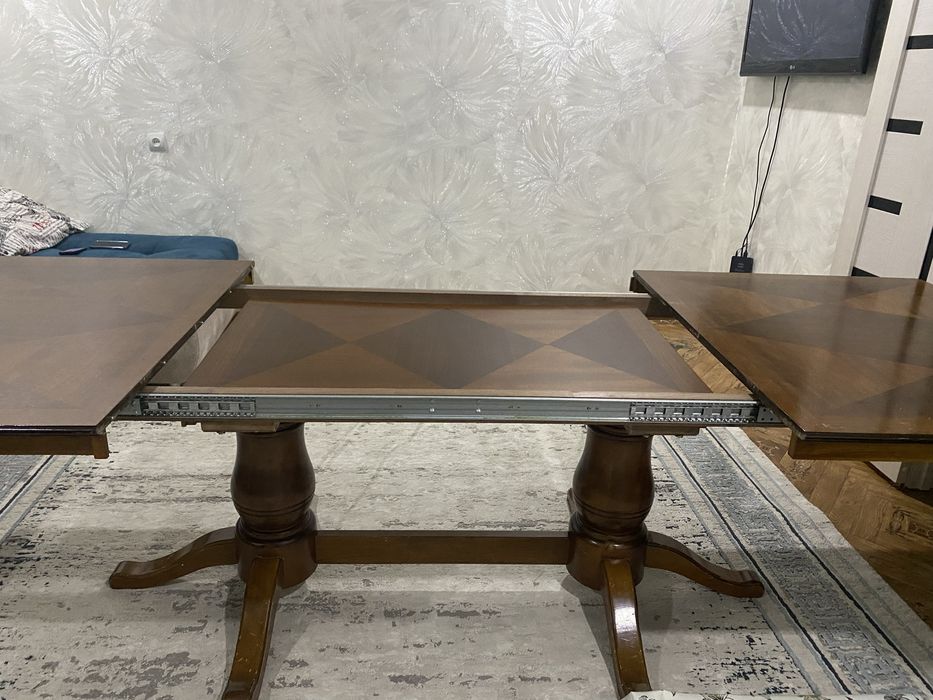 Стол для гостей раздвижной