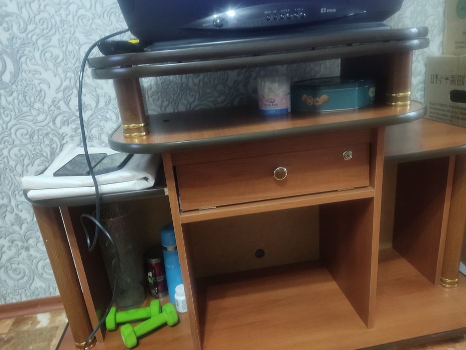 продам телевизор с подставкой