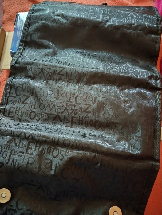 organizatoare negre vinil cu doua fețe pentru bijuterii, cercei, brățări, gablonțuri pe cuier în șifonier și o poșetă pentru cosmetice