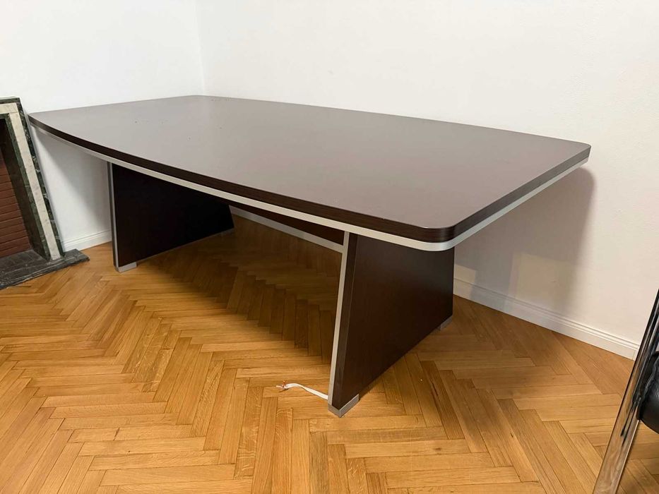 масивна заседателна маса