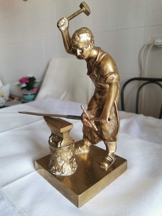 Statueta Fierar ascute sabia