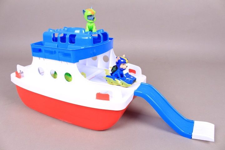 Огромна яхта с кученцата на Пес Патрул