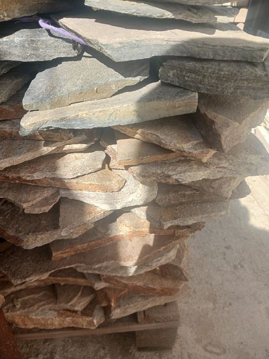 Vand 45/ 50 m2 de piatra