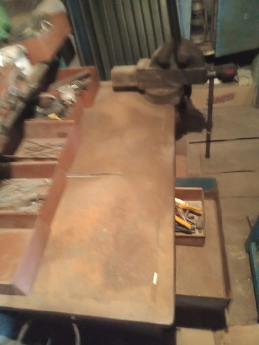 Слесарный стол. С тисками