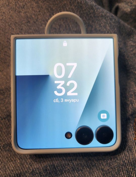 Z flip 7 с 2 години гаранция и една година застраховка + калъфи