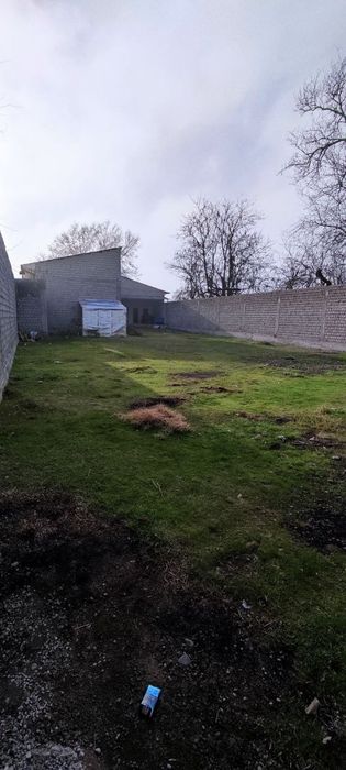 Кибрай тумани Ботаника махалласида 10 сотик ,бино билан сотилади вы